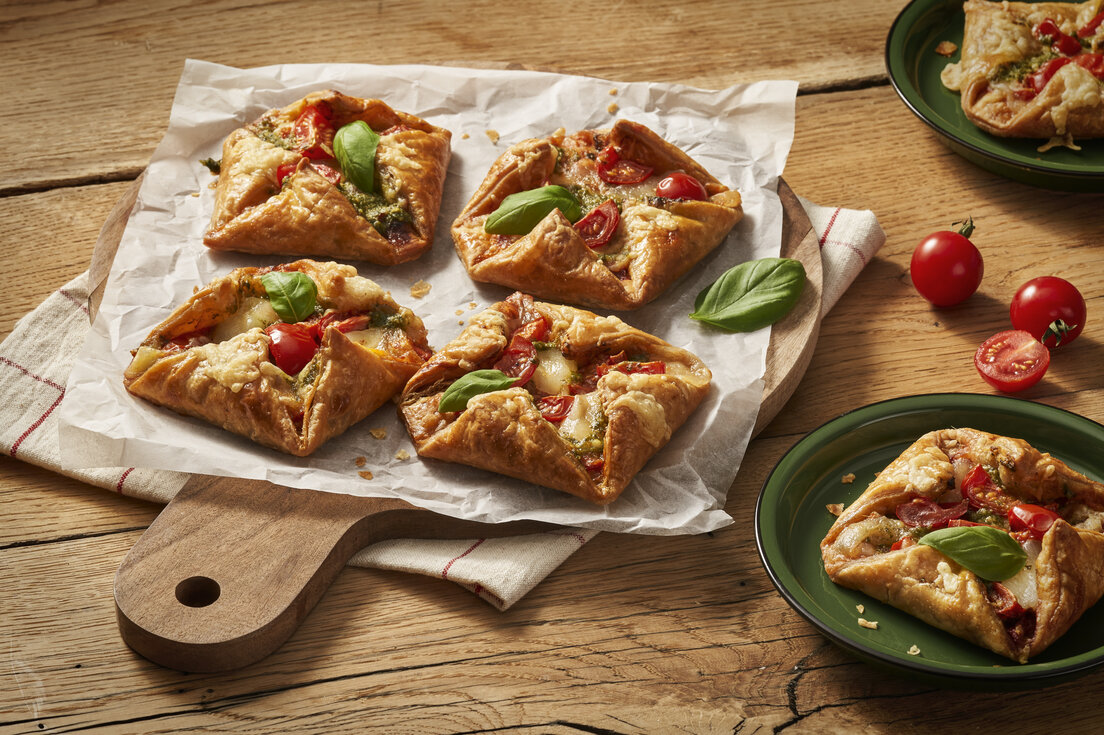 Bladerdeeg caprese hapjes