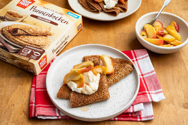 Kant-en-klare volkoren pannenkoeken met gebakken appels en stroop