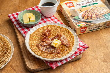 Kant-en-klare pannenkoeken met spek, maple syrup en boter