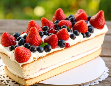 Cake met zomerfruit en slagroommousse.