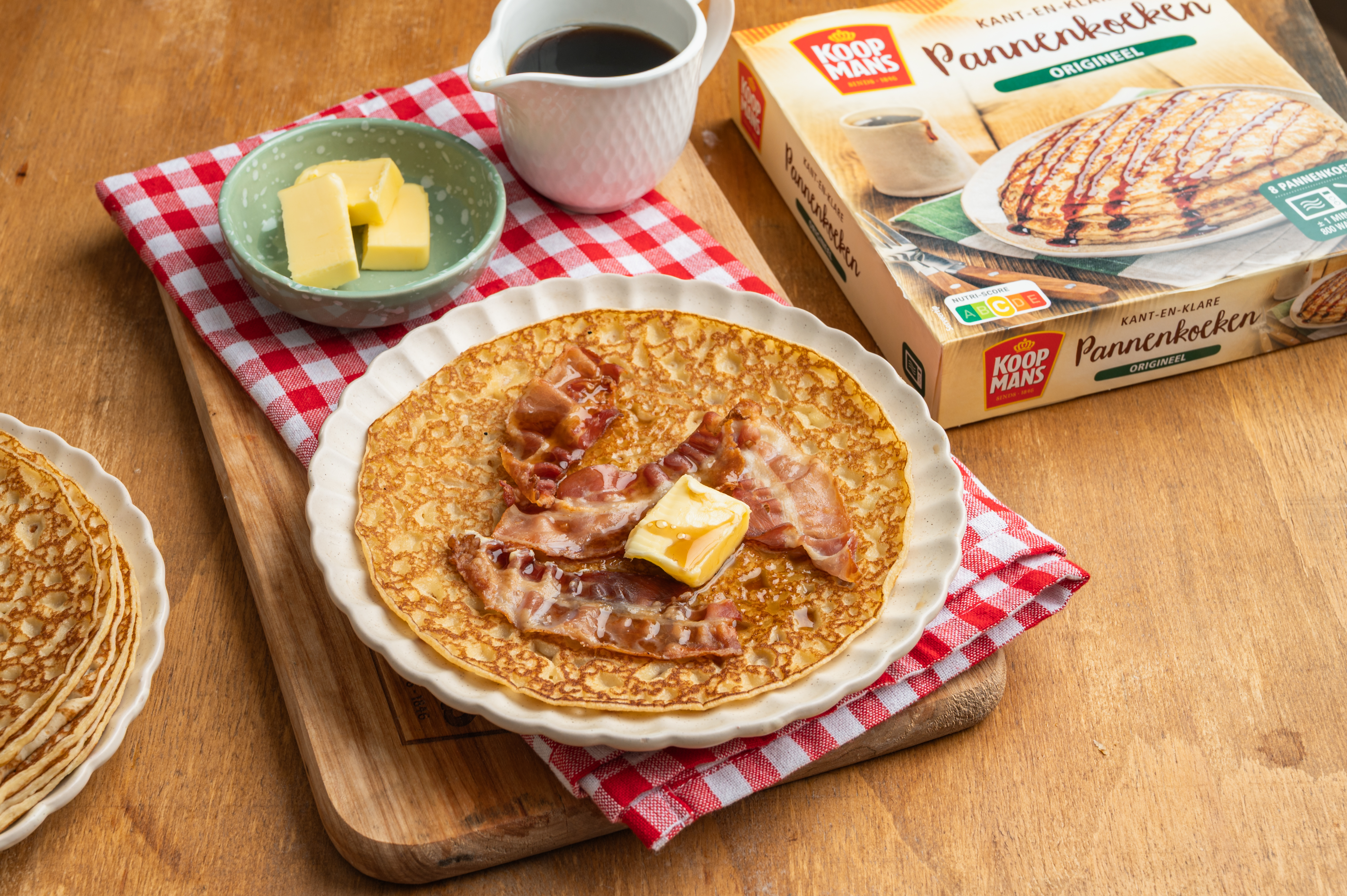 Kant-en-klare pannenkoeken met spek, maple syrup en boter
