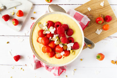 Custard bowl met rood fruit en pistache